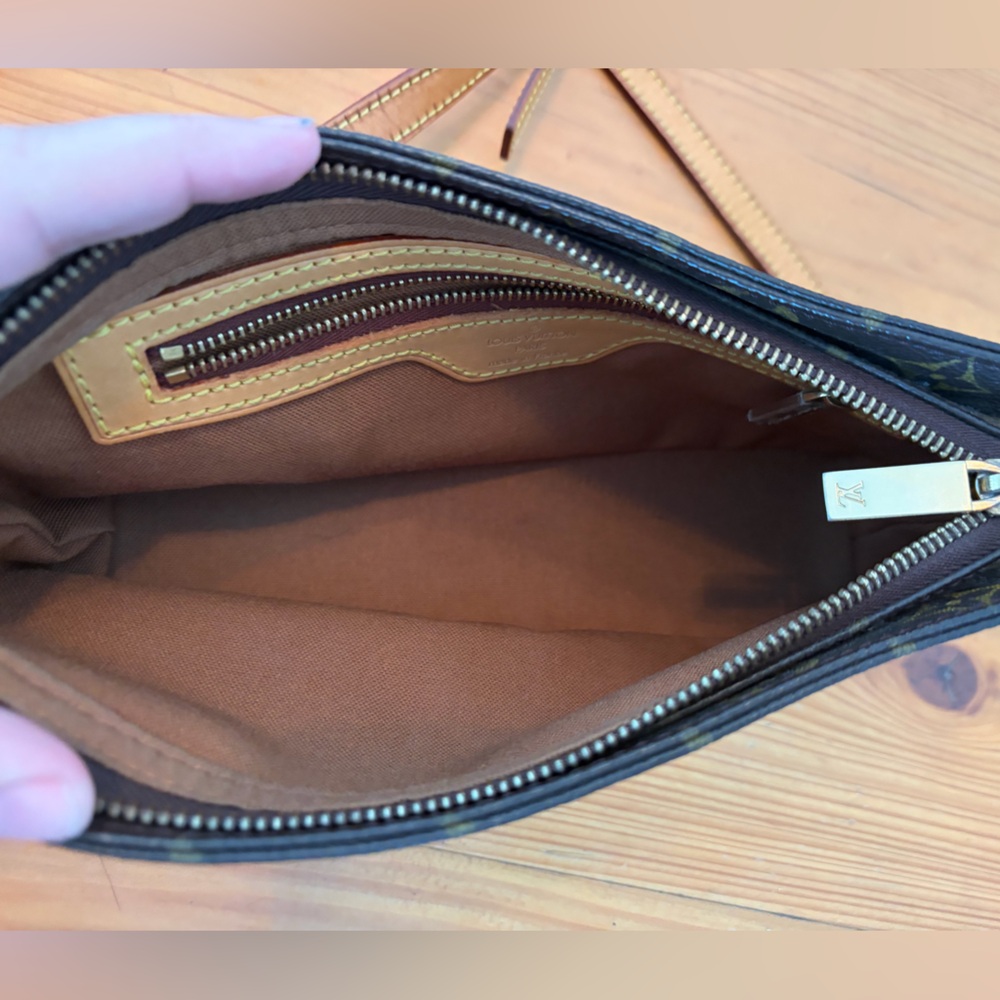 Louis Vuitton Trotteur Crossbody - Picture 9 of 11
